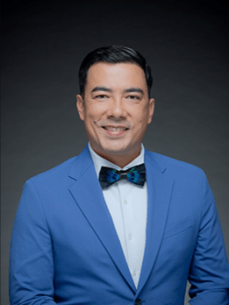 Daniel Holt headshot